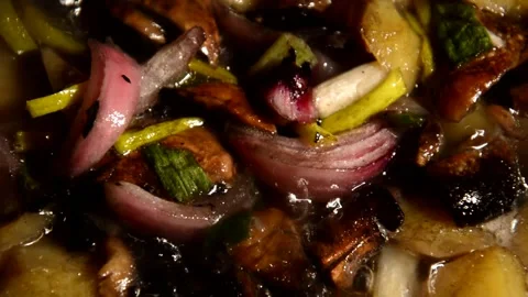 Sliced potato with sliced champignons, red and green onion Vidéo 314586251
