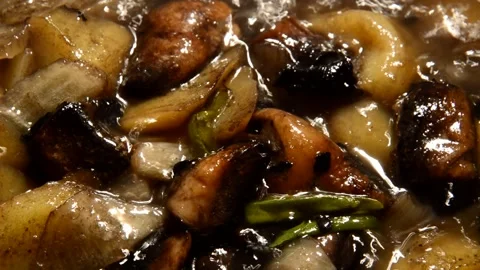 Sliced potato with sliced champignons, white and green onion Vidéo 314585344
