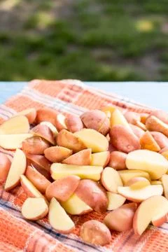 Sliced raw potatoes drying  on the kitchen tablecloth Foto stock