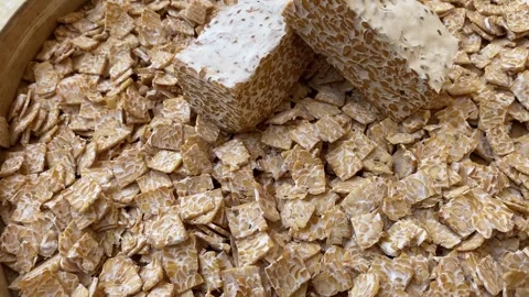 Sliced of raw tempeh is ready for cooking. 動画素材 258792394