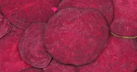 Sliced ​​red beets rotate in the frame, the frame is parallel to the beets. Video stock 130598288