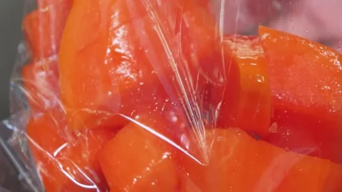 Sliced ripe papaya chunks inside a plastic storage bag Vídeo Stock 345651060