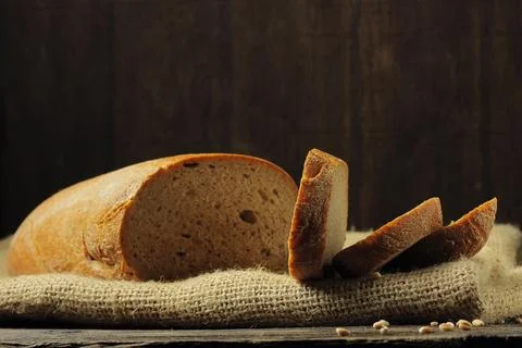 Sliced Rustic Bread Loaf on Burlap Cloth 库存照片