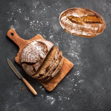 Sliced Rustic Rye Bread on Wooden Cutting Board Top View Dark Background Stock-Fotos