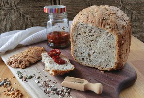 Sliced rye bread on cutting board. Whole grain rye bread with seeds. loaf of Foto stock