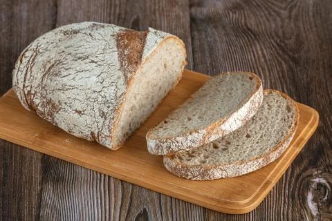 Sliced rye bread on a rustic cutting board 스톡 사진
