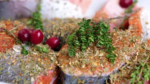 Sliced salmon decorated with thyme, cranberries, spices Vidéo 149686200