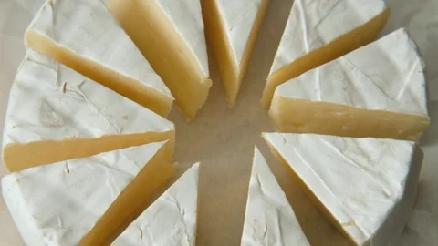 Sliced sectors of soft cheese brie or camambert rotating, close up 스톡 동영상 127484318