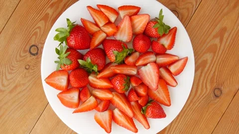 Sliced strawberries on a plate. Video stock 246782050