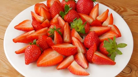 Sliced strawberries on a plate. Video stock 247391698