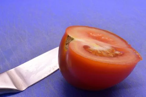 Sliced tomato on kitchen table macro photo Foto stock
