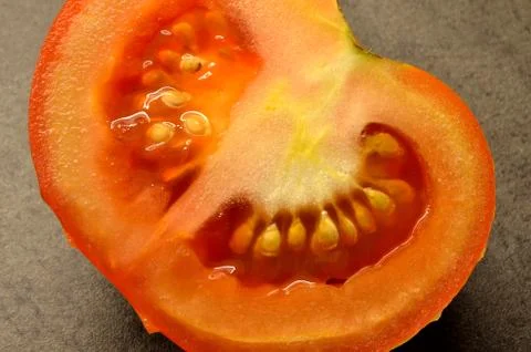 Sliced tomato on kitchen table macro photo Foto stock