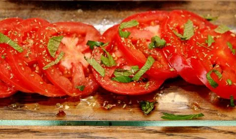 Sliced tomatoes with basil Foto stock