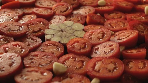 Sliced tomatoes with garlic and spices Video stock 115366348