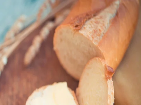 Sliced white bread on the kitchen cutting board 库存影片 71524365