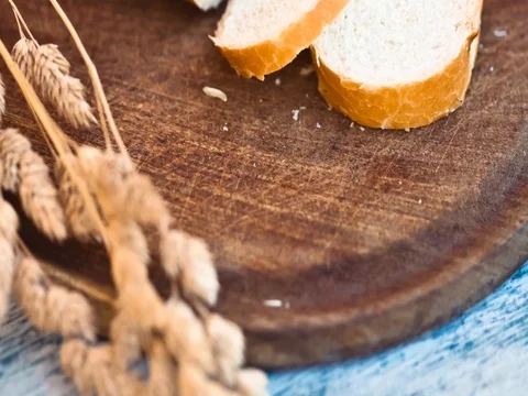 Sliced white bread on the kitchen cutting board 库存影片 71524481
