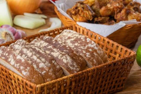 Sliced white bread with wheat flour on a wooden table. Chamado Po de forma Stock Photos