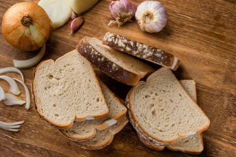 Sliced white bread with wheat flour on a wooden table. Chamado Po de forma Stock Photos