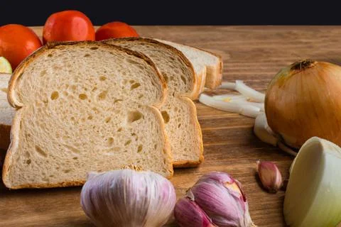 Sliced white bread with wheat flour on a wooden table. Chamado Po de forma Stock Photos