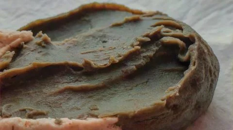 Sliced whole wheat bread loaf with a golden crust on white linen Stockfoto's
