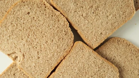 Sliced whole wheat bread rotating top view 库存影片 335559778