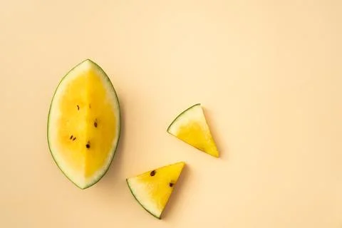 Sliced yellow watermelon pattern flat lay on pastel yellow table background. Foto stock