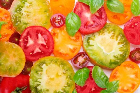 Slices of assorted tomatoes of different colors and sizes Foto stock