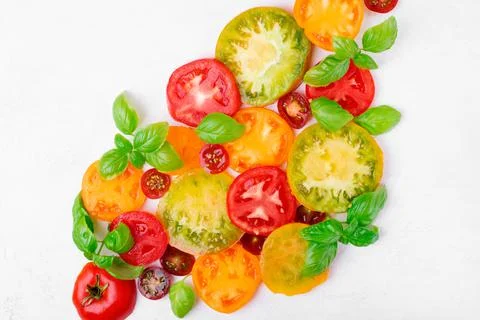 Slices of assorted tomatoes of different colors and sizes Foto stock