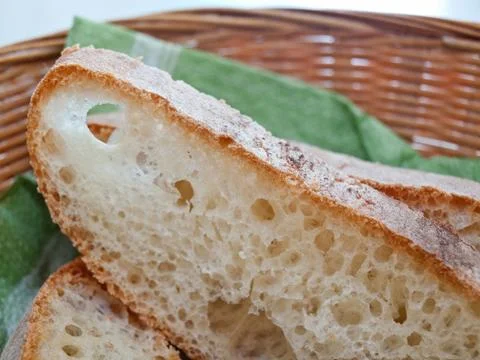 Slices of bread in basket Foto stock