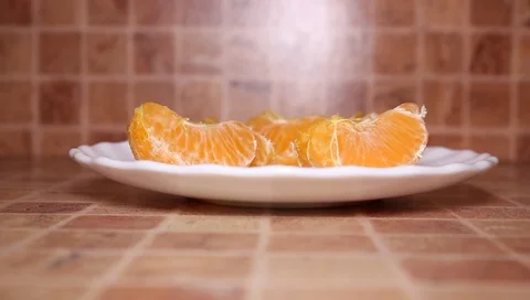 Slices of citrus fruit on plates Vídeo Stock 102869044
