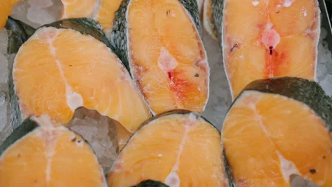 Slices of fish at grocery store 库存影片 89193291
