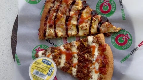 Slices of Freshslice Pizza with Drizzle and Dipping Sauce 库存影片 334643343