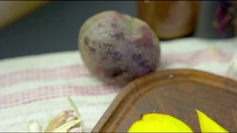 Slices of golden beet in tray Vidéo 76133549