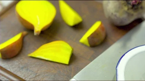 Slices of golden beet in tray Video stock 76133568
