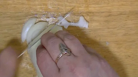 Slices of onion by hand using a sharp knife 库存影片 62477280