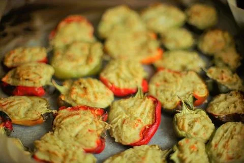 Slices of pepper in half with mashed potatoes and carrots filling after bake  Stockfoto's