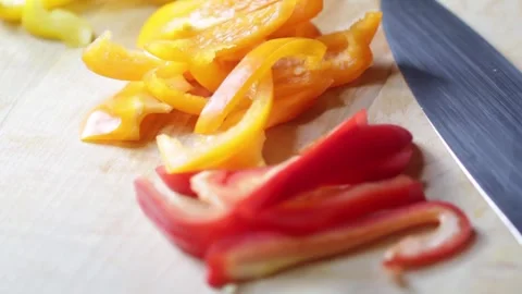 Slices of peppers pan Vídeos de archivo 281905763