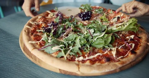 Slices of Pizza on Table 動画素材 116327284