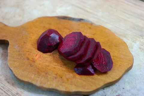Slices of red beetroot. cutting beetroot. Woman cutting fresh red beet at t.. Foto stock