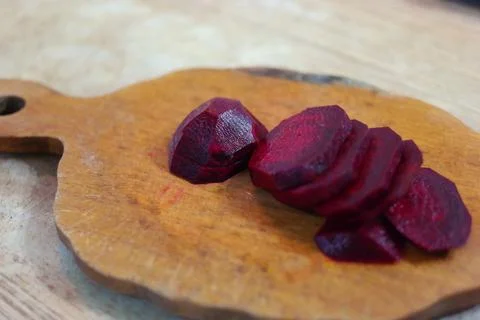 Slices of red beetroot. cutting beetroot. Woman cutting fresh red beet at t.. Foto stock