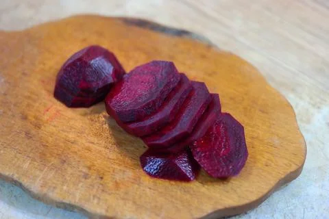 Slices of red beetroot. cutting beetroot. Woman cutting fresh red beet at t.. Foto stock