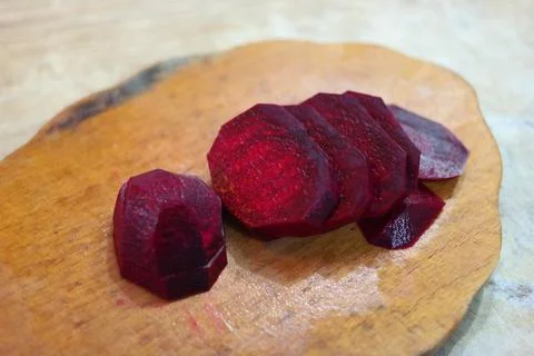 Slices of red beetroot. cutting beetroot. Woman cutting fresh red beet at t.. Fotos Stock