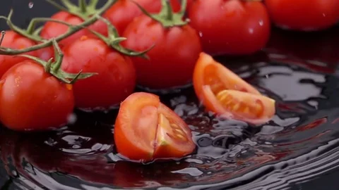 Slices of Ripe Tomato Falls on the Table. Vidéo 73843082