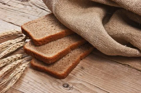 Slices of rye bread and ears of corn 스톡 사진