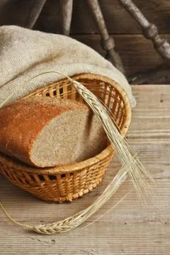 Slices of rye bread and ears of corn on a wooden table Stock-Fotos