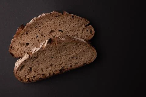 Slices of rye bread isolated on black background, top view Foto stock