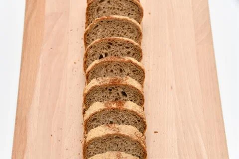 Slices of rye bread on kitchen plank Foto stock