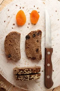 Slices of rye  bread over on white round wooden board Foto stock
