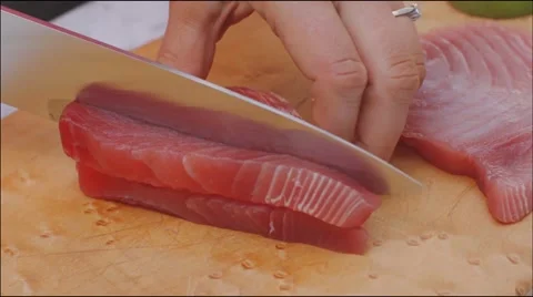 Slicing and dicing fresh raw tuna Vidéo 65310911