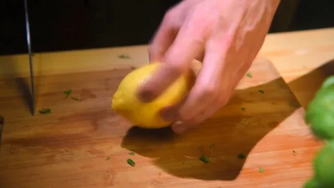 Slicing and squeezing lemon Video stock 80872689